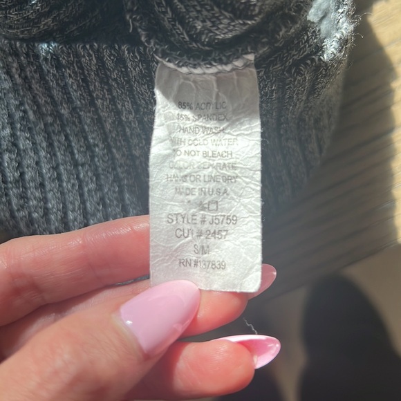 Grey sweater dress from dreamers size small great condition very flattering - Picture 3 of 3